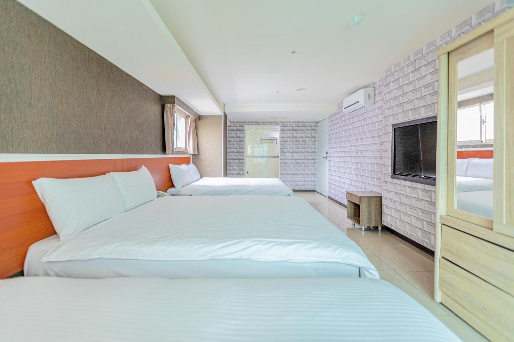 E Lim Hotel Чжунлі Номер фото