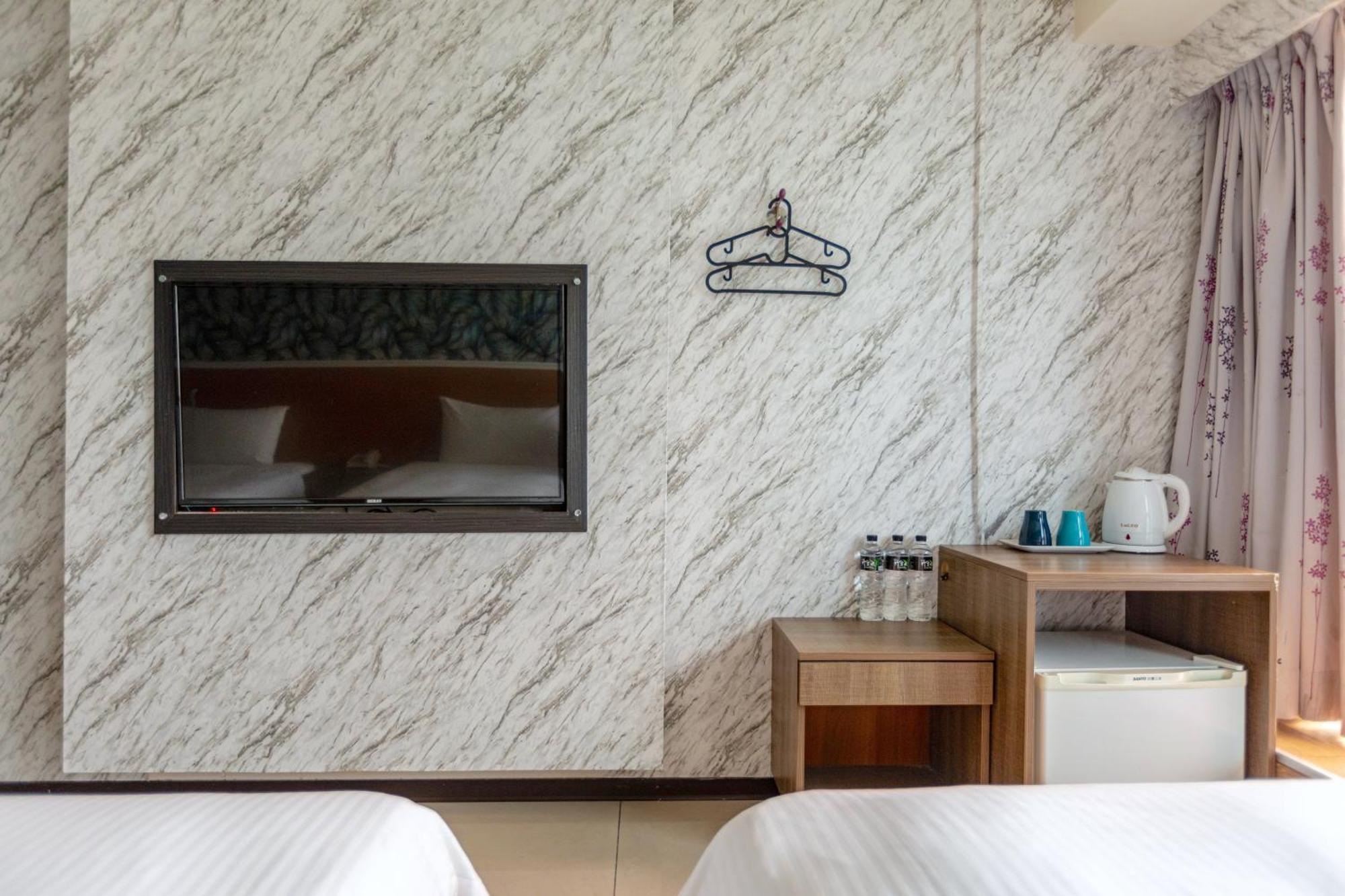 E Lim Hotel Чжунлі Екстер'єр фото