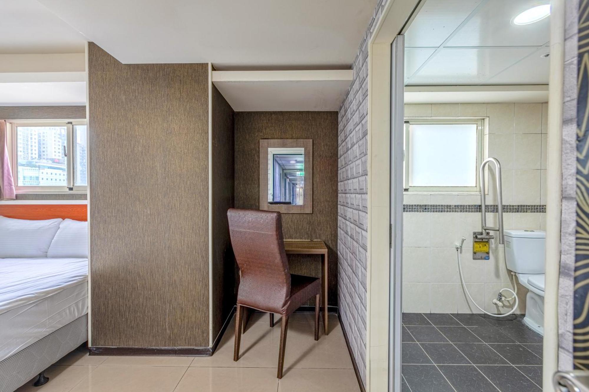 E Lim Hotel Чжунлі Номер фото