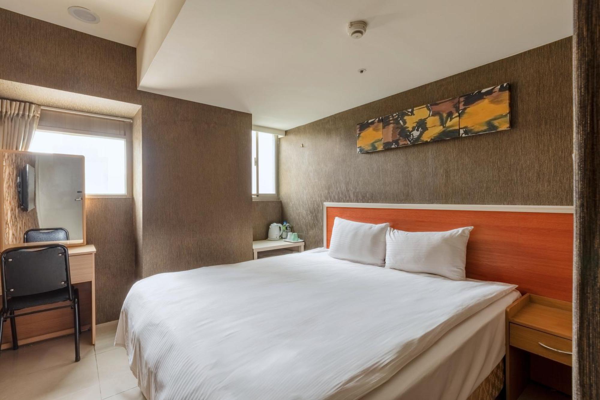 E Lim Hotel Чжунлі Екстер'єр фото