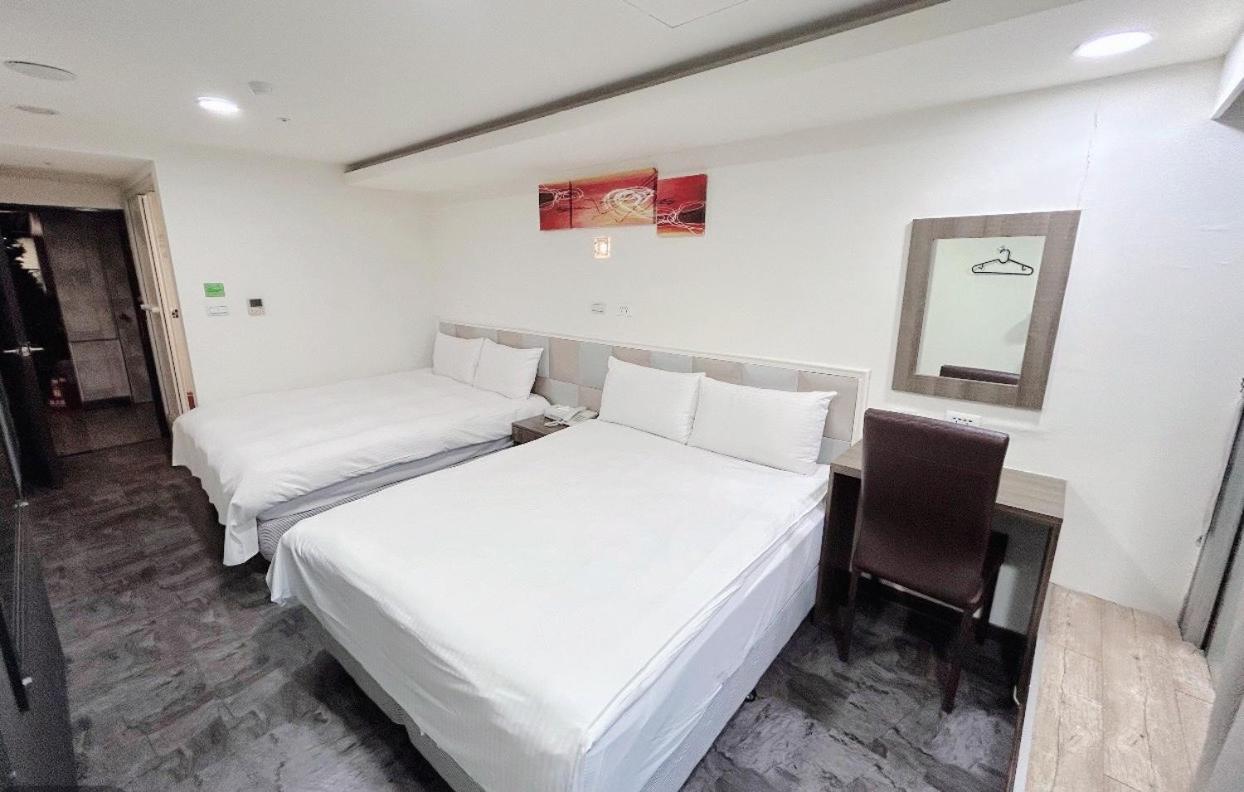 E Lim Hotel Чжунлі Номер фото
